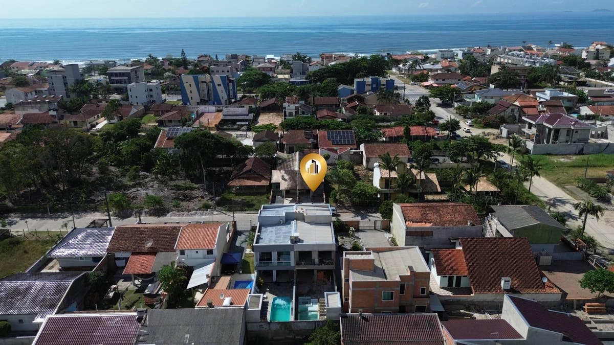 Sobrado com Móveis Planejados e Piscina Aquecida - Sobrado em Cambiju, Itapoá - à venda - Imobiliaria Patricia Claudino