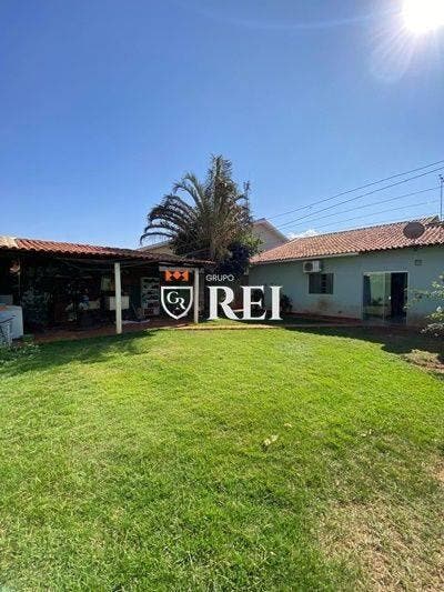 São 3 quartos sendo 1 suíte , sala , cozinha, copa , banheiro social, lavanderia, 2 vagas de garagem. - Casa em Parque das Laranjeiras Prolongamento, Rio Verde - à venda - IMOBILIARIA REI EMPREENDIMENTOS S/S LTDA