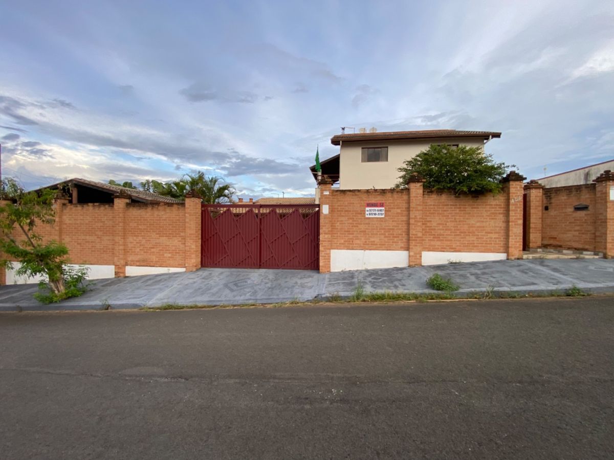 Excelente Sobrado na parte alta do Bairro Terras de São José com uma linda vista para Serra da Mantiqueira - Casa em Terras de São José, São João da Boa Vista - à venda - Helena Imóveis