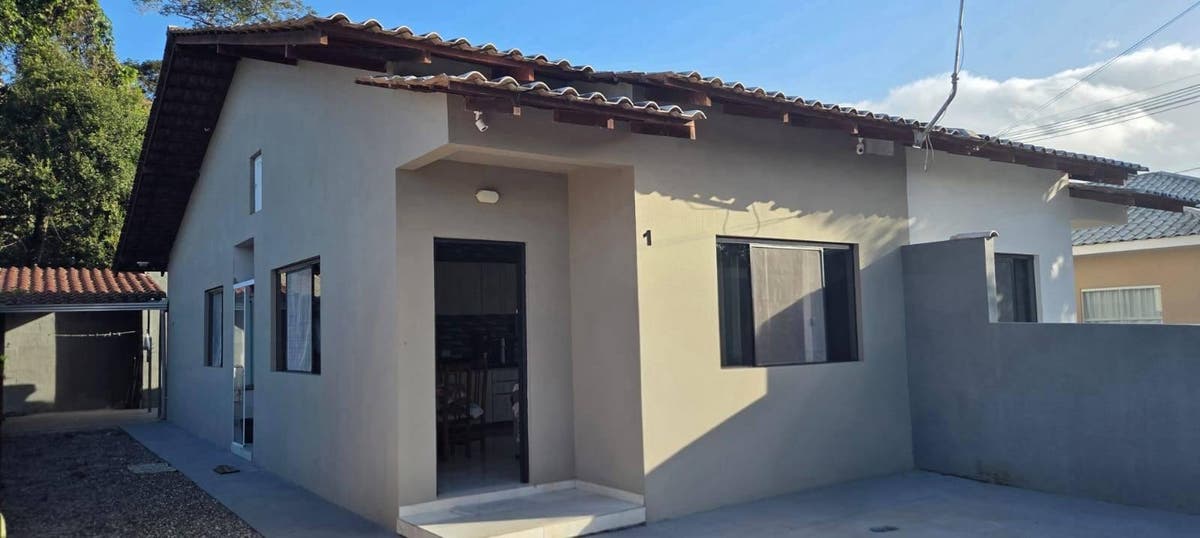 Casa com dois quartos, sendo uma suíte; no centro de Itapoá - Casa em Centro, Itapoá - à venda - Itapoá Imóveis Ltda