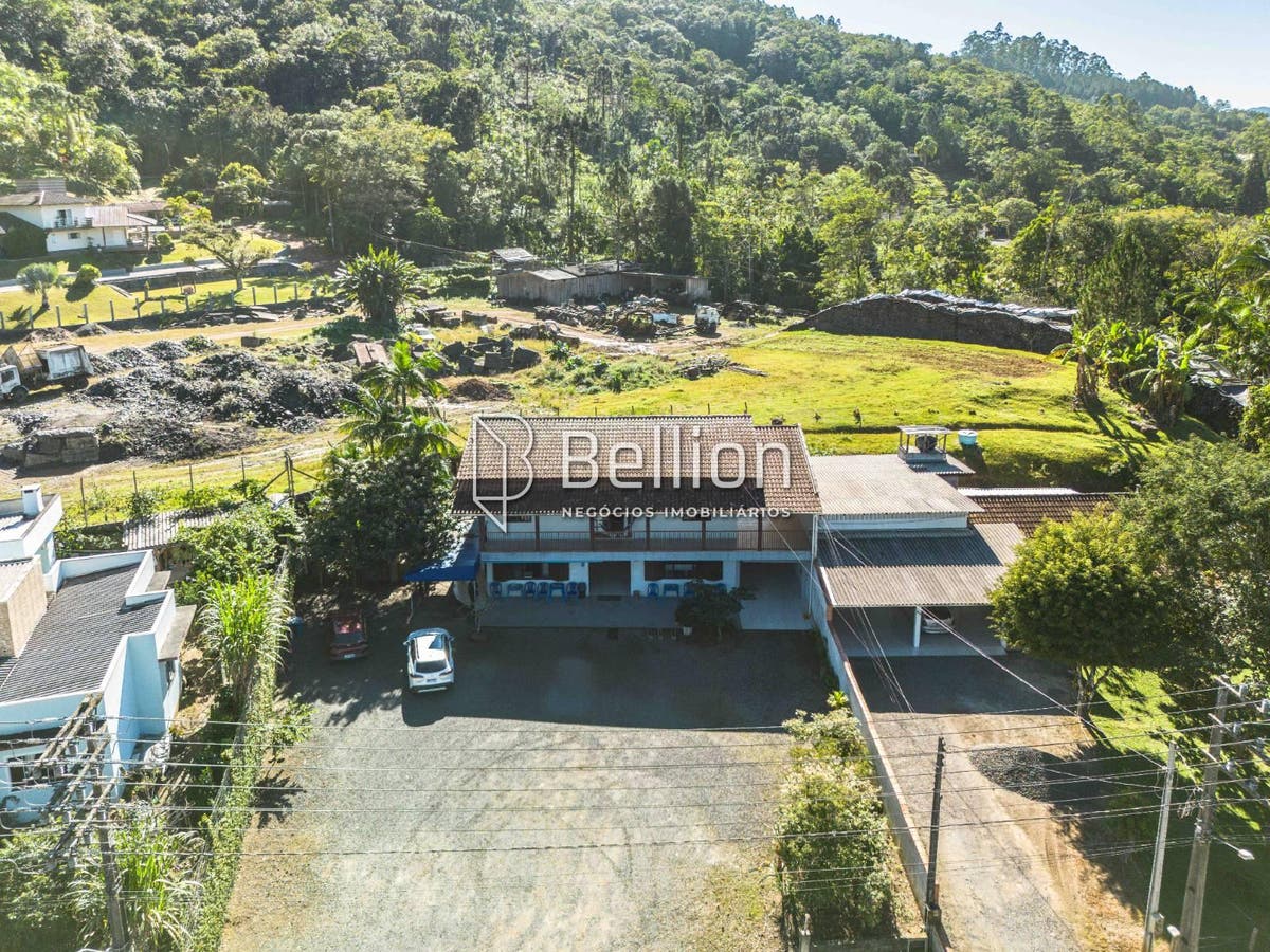 Casa com Ponto Comercial à Venda em Benedito Novo | 6 Quartos, Suíte e Excelente Localização - Casa - à venda - Bellion Negocios Imobiliarios LTDA