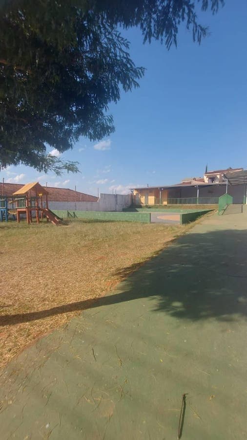 espaço externo com grama e brinquedos