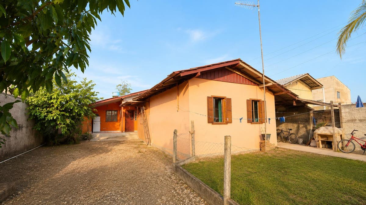 DUAS CASAS NO MESMO TERRENO PRÓXIMO AO CENTRO COMERCIAL POR R$ 250 MIL EM ITAPOÁ/SC - Casa em Samambaial, Itapoá - à venda - SBGLOBAL Imobiliária