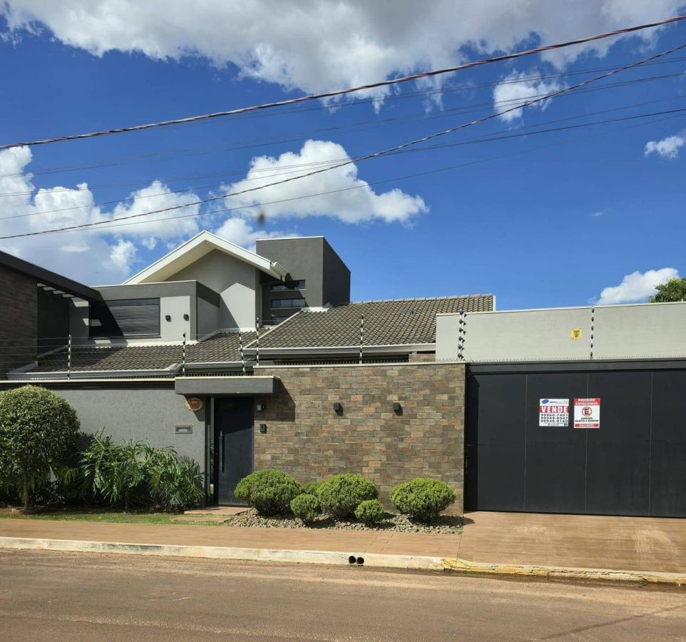 Imóvel sofisticado com três suítes, em excelente localização! - Casa em São Gabriel do Oeste - à venda - Bovicenter Negócios Imobiliários LTDA