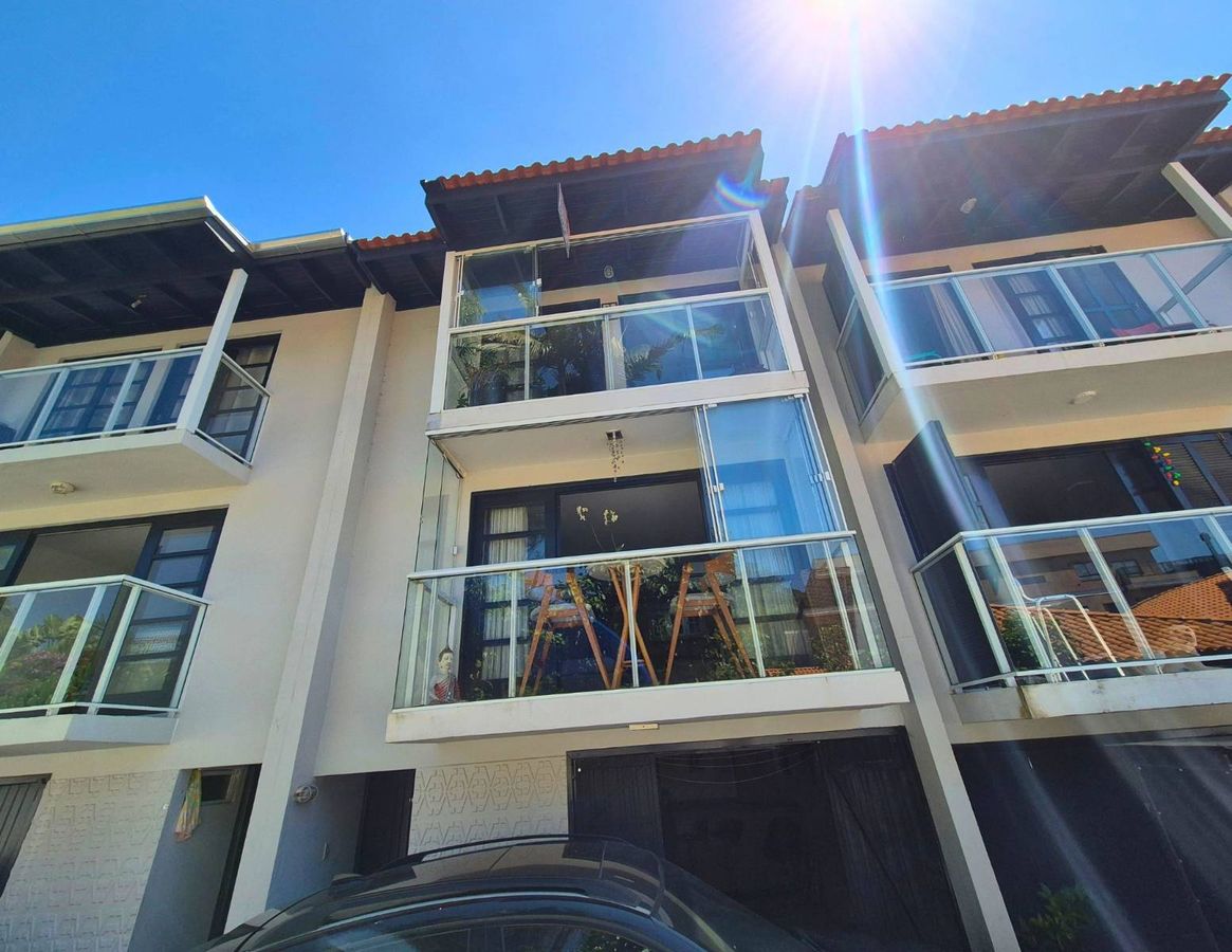 Casa triplex á venda, 3 quartos sendo 2 demi suítes com varanda, 2 vagas de garagem, Residencial Village Cabeçudas, Bairro Cabeçudas, Itajaí-SC - Casa em Cabeçudas, Itajaí - à venda - I3 CORRETORES ASSOCIADOS S/S