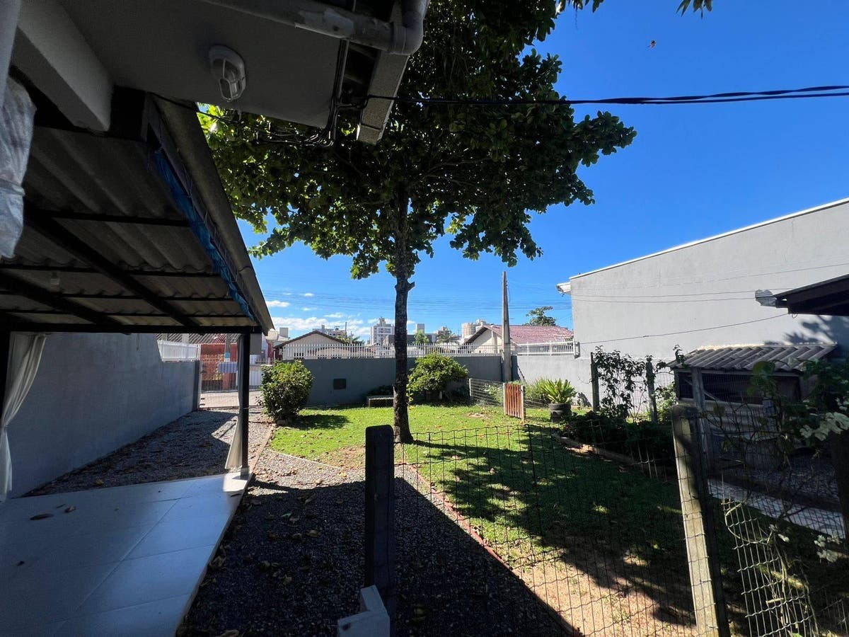 Casa com amplo terreno a 160 metros do mar no Centro - Navegantes/SC - Casa em Centro, Navegantes - à venda - Idealizze Negócios Imobiliários