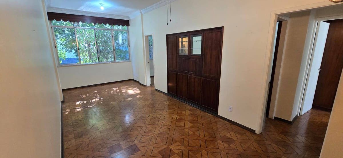 APARTAMENTO À VENDA RUA ARAÚJO PENA (TIJUCA). SALA EM 2 AMBIENTES, 3 QUARTOS, 1 BANHEIRO SOCIAL, COPA COZINHA, ÁREA DE SERVIÇO E BANHEIRO DE SERVIÇO. 90 M². - Apartamento em Tijuca, Rio de Janeiro - à venda - MIGUEZ IMOBILIÁRIA