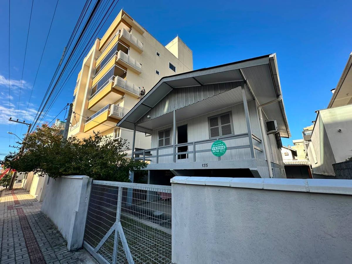CASA COM 3 DORMITÓRIOS EM ÓTIMA REGIÃO DE BOMBAS - Casa em Bombas, Bombinhas - à venda - Imobiliária KS