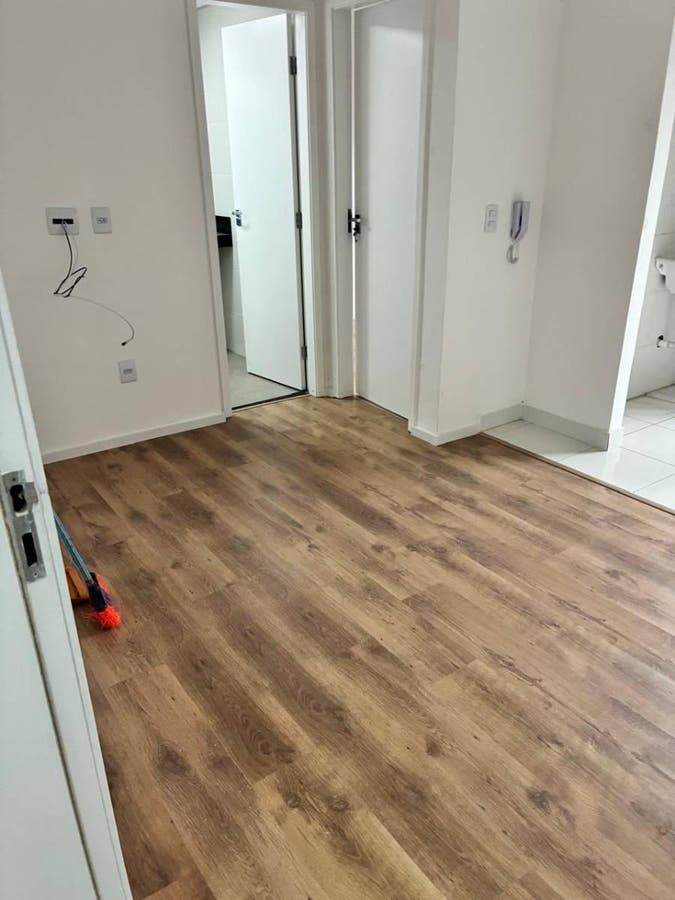 Moderno, minimalista, linhas retas, concreto, funcional.