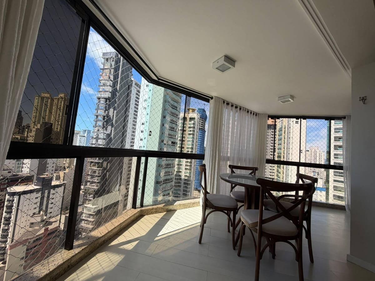 varanda com vista urbana e cortinas