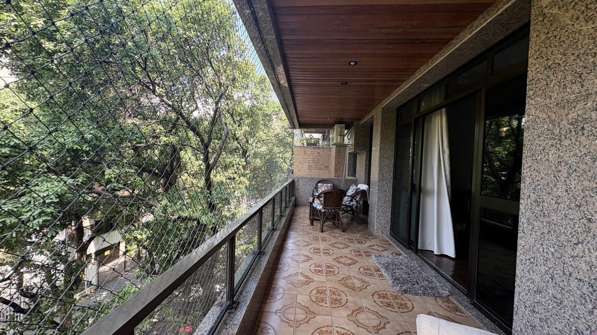 Apartamento à venda na Rua Jaceguai, são 159 m² de puro conforto. Varandão, salão em 3 ambientes, 3 quartos todos suítes suítes, lavabo, copa cozinha e 2 dependências. Possui 2 vagas de garagem. Obs: aceita permuta por um apartamento de 2 quartos. - Apartamento em Maracanã, Rio de Janeiro - à venda - MIGUEZ IMOBILIÁRIA