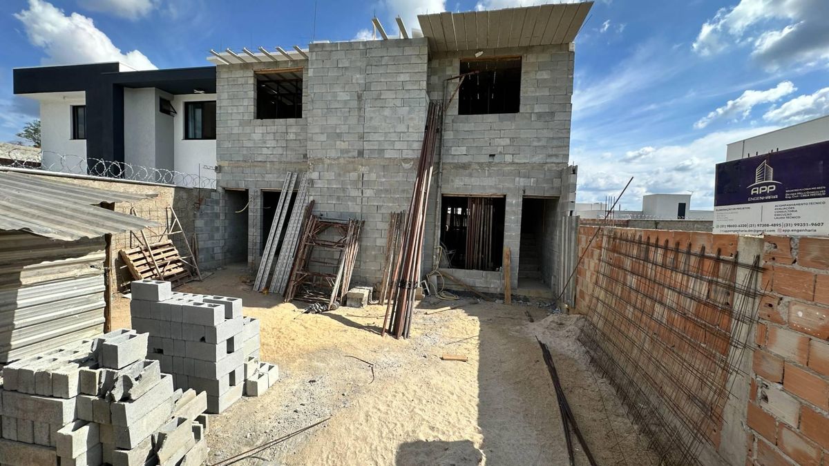 Casa Duplex 3 quartos 1 suíte garagem ampla no Tiradentes - Casa Geminada em Tiradentes, Betim - à venda - Via M Empreendimentos Imobiliários Ltda