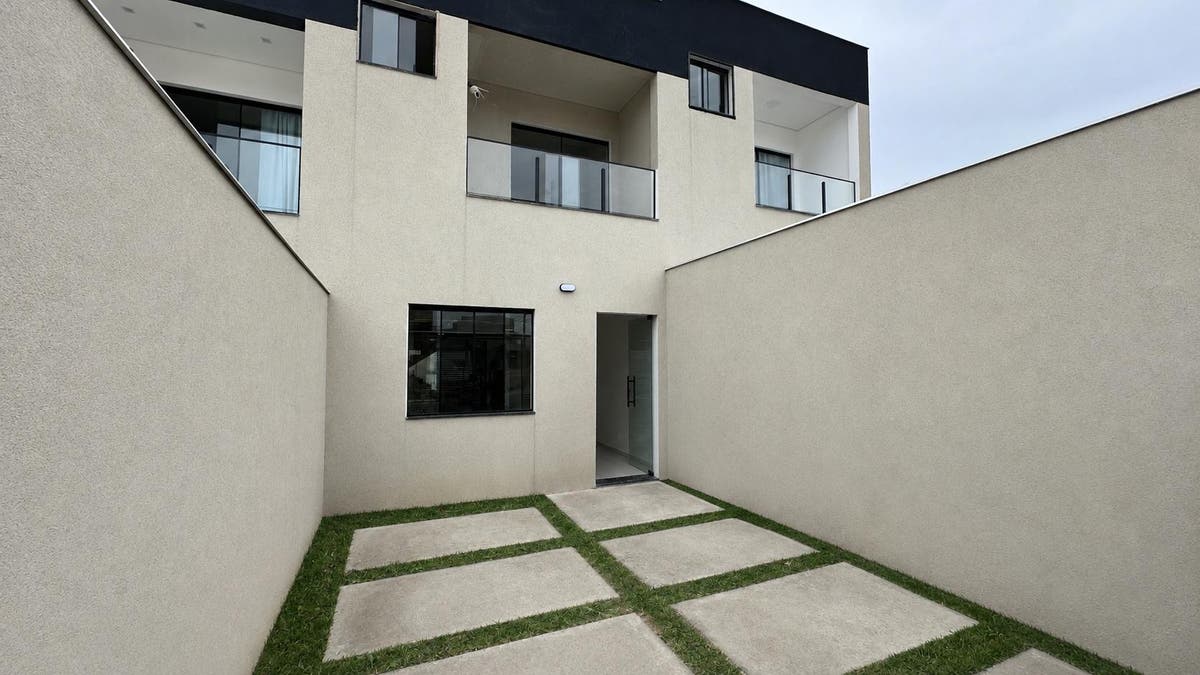 Linda Casa Duplex 3 Quartos com Suíte à Venda no Guarujá Mansões em Betim - Casa Geminada em Guarujá Mansões, Betim - à venda - Via M Empreendimentos Imobiliários Ltda