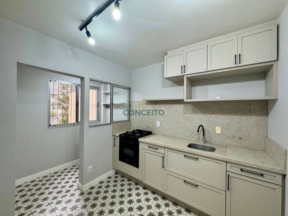 Apartamento à venda em Coqueiros | Reformado, 2 dormitórios e a poucos passos do Parque de Coqueiros e do Centro - Apartamento em Coqueiros, Florianópolis - à venda - Conceito Imóveis