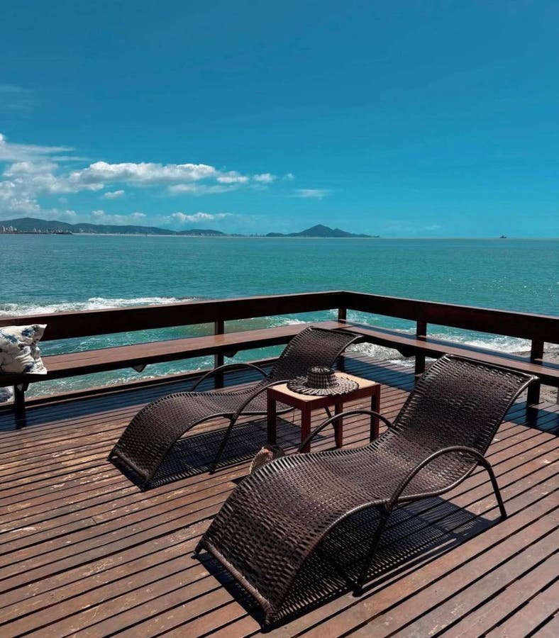 CASA EM CABEÇUDAS COM O MAR COMO SEU QUINTAL - Casa em Cabeçudas, Itajaí - para locação - Brava Norte Imóveis