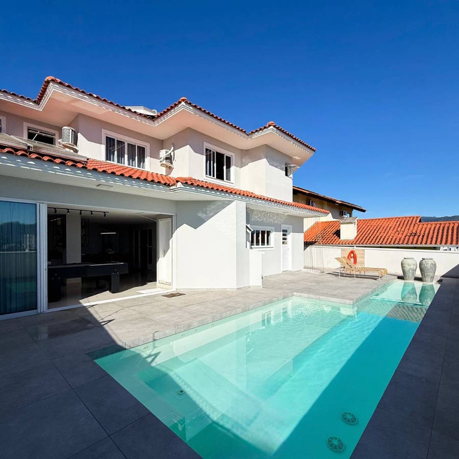 CASA ALTO PADRÃO MOBILIADA COM PISCINA E 4 SUÍTES | AMIZADE - Casa em Amizade, Jaraguá do Sul - à venda - D2 Imóveis