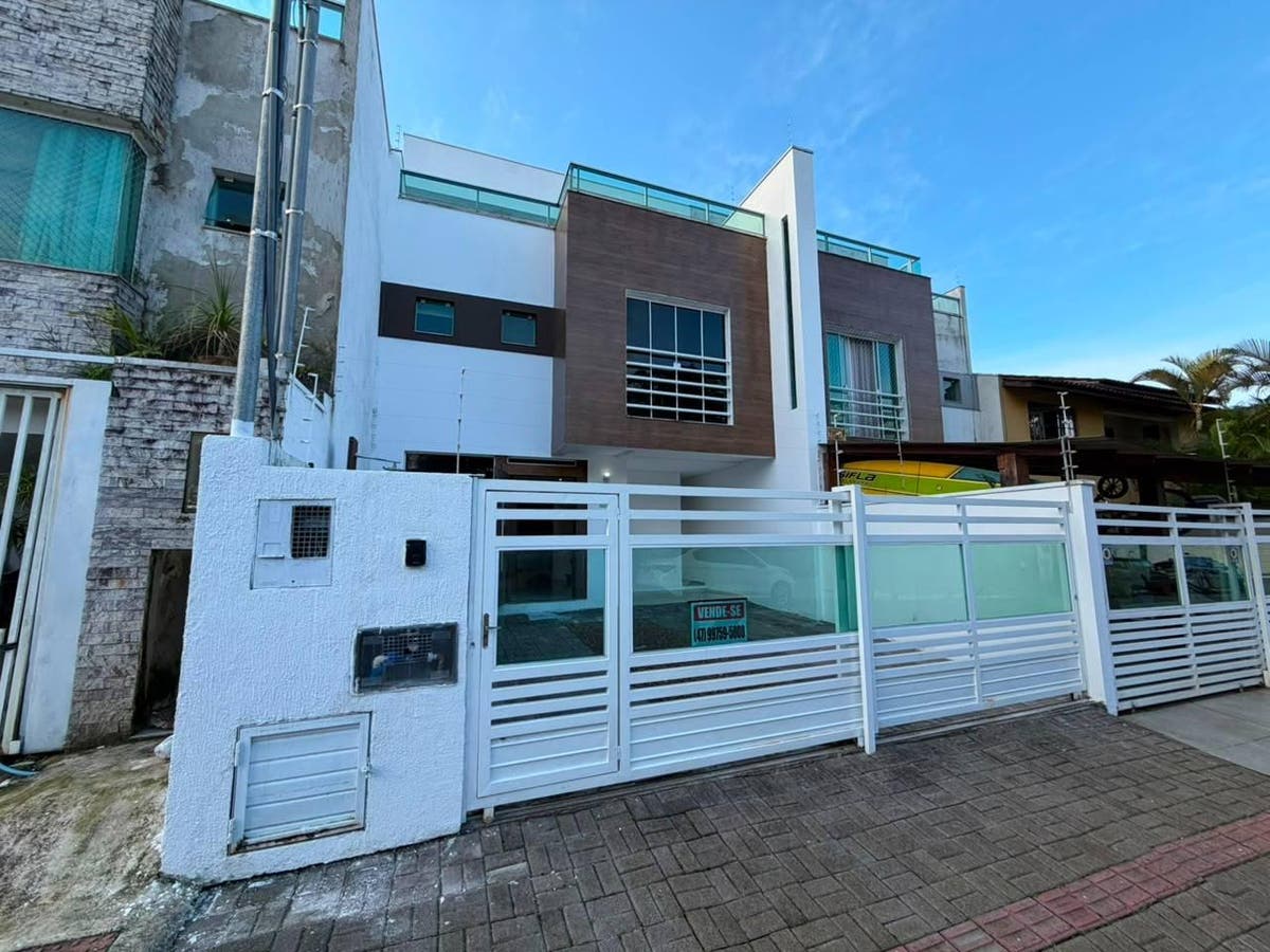 Sobrado Triplex a venda na Praia Brava - Casa em Praia dos Amores, Balneário Camboriú - à venda - IMOBILIÁRIA TERRA ITAJAI LTDA