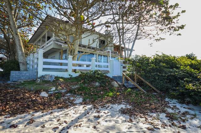 Casa frente para o Mar - Casa em Canto Grande, Bombinhas - para temporada - Imobiliária Lenita Imóveis