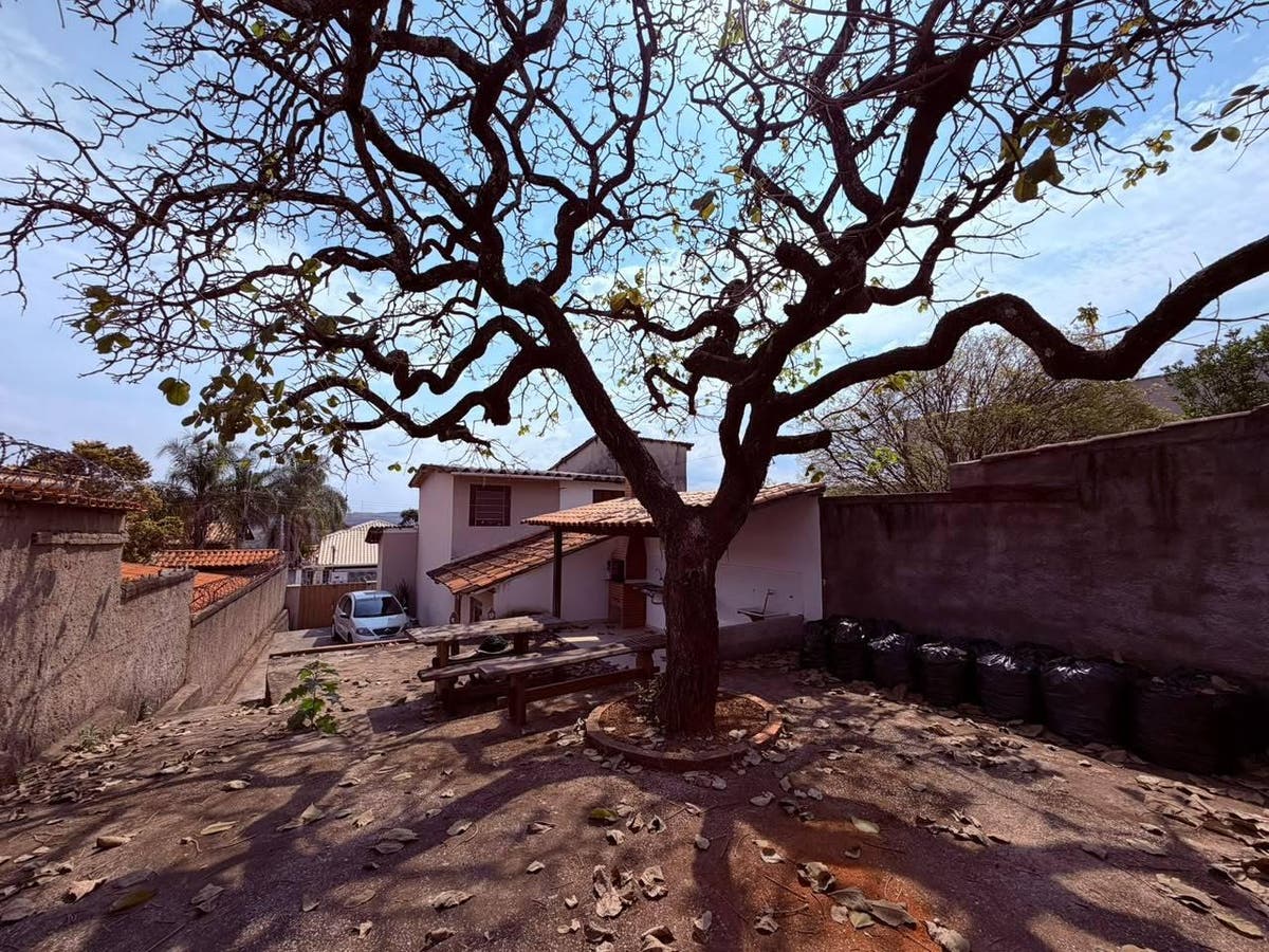 arquitetura contemporânea com telhado de cerâmica