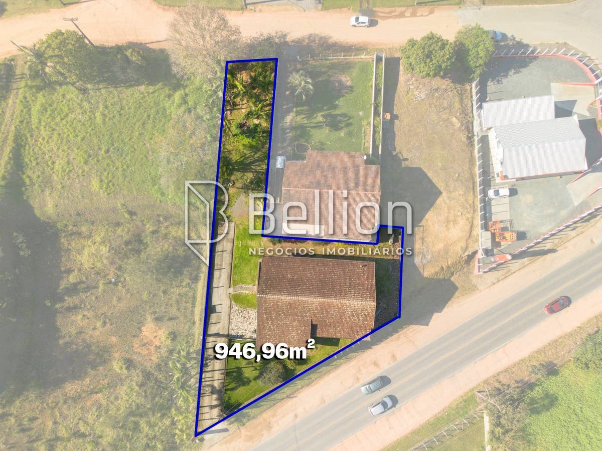Casa à Venda com 240 m² e Terreno de 946,96 m² | Ampla, com Suíte e Churrasqueira - Casa - à venda - Bellion Negocios Imobiliarios LTDA