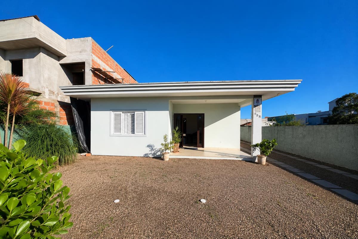 Casa Ampla Com Grande Espaço De Terreno, Próxima ao Centro Comercial! - Casa em São José, Itapoá - à venda - Imobiliaria Patricia Claudino
