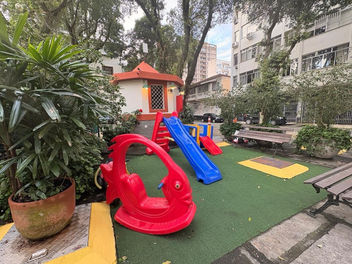 Oportunidade, apartamento tipo casa à venda na Rua Real Grandeza em Botafogo, na Vila Jardim Montevidéu! São 162m² de puro conforto para sua família, 2 salas, 4 quartos sendo 1 suíte, banheiro social, copa cozinha. Possui 1 vaga de garagem. - Apartamento em Botafogo, Rio de Janeiro - à venda - MIGUEZ IMOBILIÁRIA