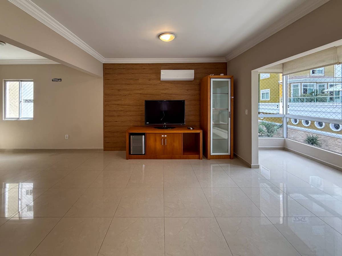 Apartamento semimobiliado de 3 dormitórios para locação na quadra mar– Rua 3800 em Balneário Camboriú - Apartamento em Centro, Balneário Camboriú - para locação - Desc Imóveis