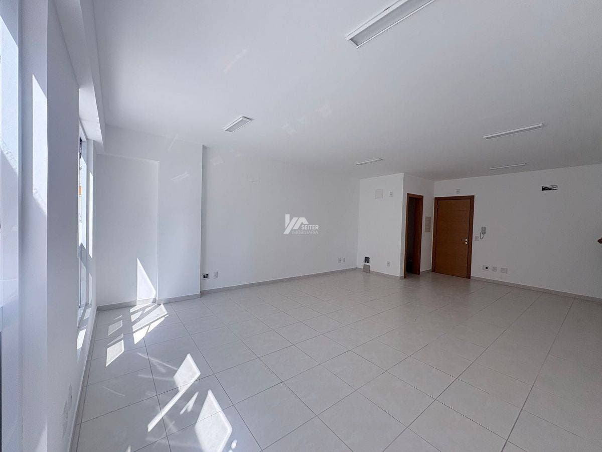 Aluga sala comercial Florianopolis Itacorubi com 42 m2 de área - Salas Comerciais em Itacorubi, Florianópolis - para locação - Seiter Imobiliária