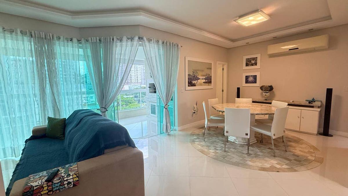 Apartamento Mobiliado com 3 Suítes na Quadra Mar no Centro de Itapema - Apartamento em Centro, Itapema - à venda - Desc Imóveis