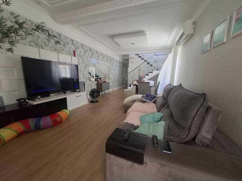 Sobrado de 3 quartos, sendo 1 suíte, 2 vagas de garagem e piscina - Sobrado em Guilhermina, Praia Grande - à venda - CONTEMPLAR IMÓVEIS LTDA