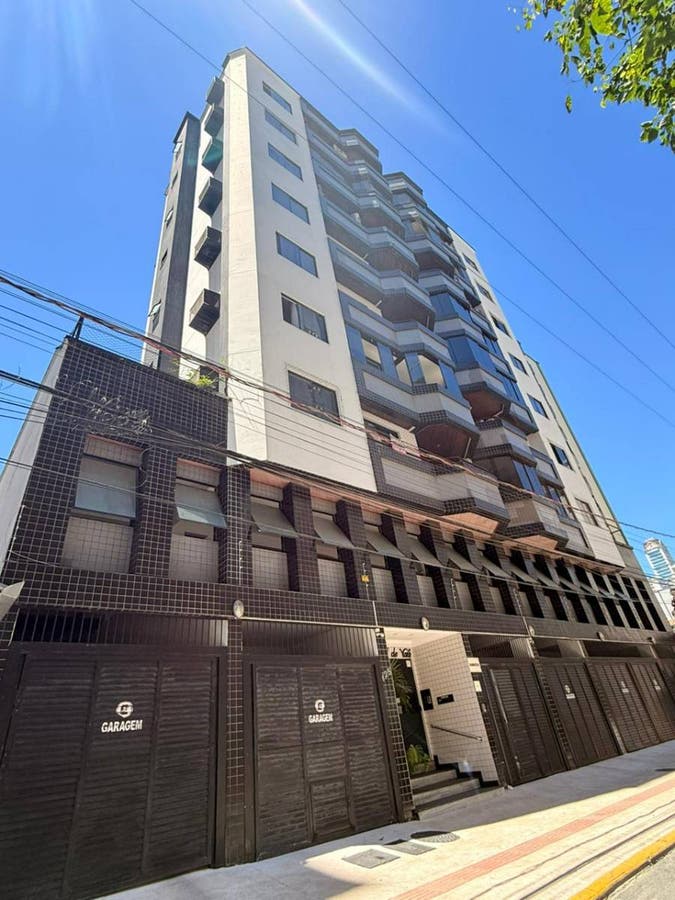 APTO DIFERENCIADO- QUADRA MAR - CENTRO BC - SEMIMOBILIADO - Apartamento em Centro, Balneário Camboriú - à venda - GJ Imóveis LTDA