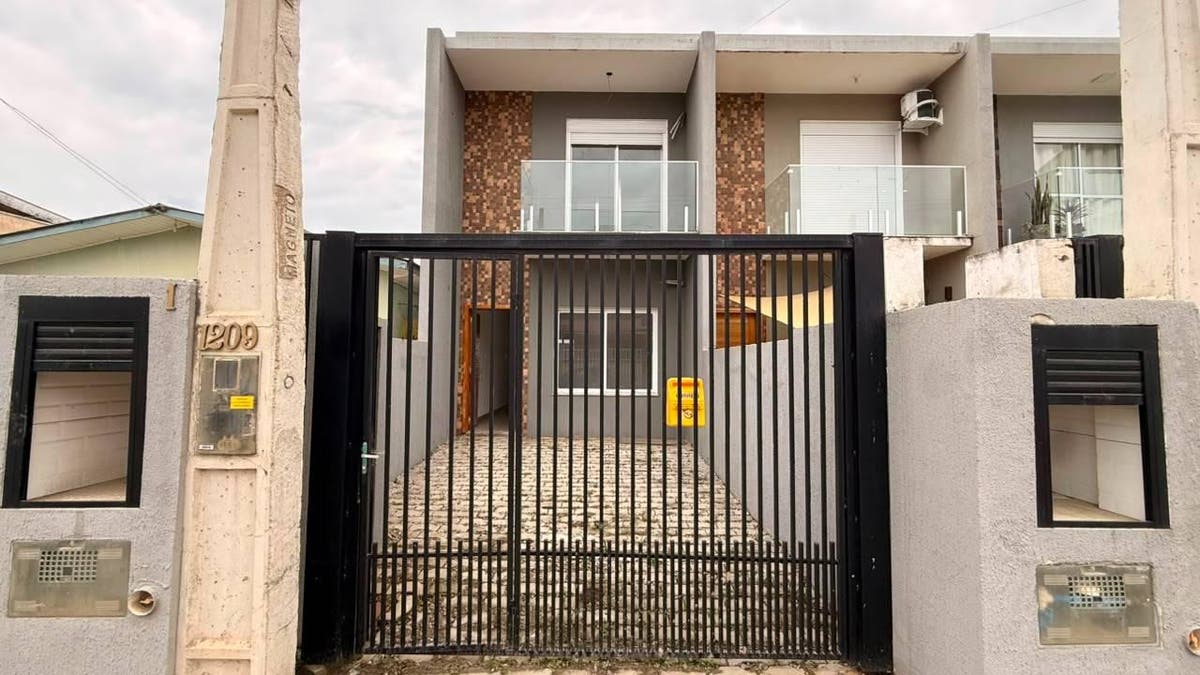 SOBRADO COM 2 DORMITÓRIOS EM BOMBAS - Casa Geminada em Bombas, Bombinhas - à venda - Imobiliária KS