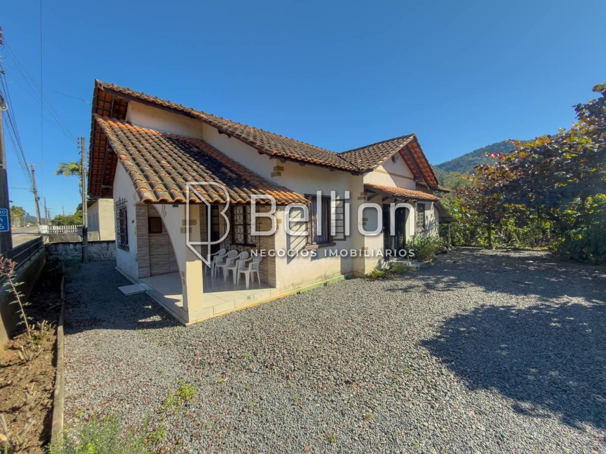 Casa à Venda com 3 Quartos e Terreno de 501 m² | Frente para a SC-110 - Casa - à venda - Bellion Negocios Imobiliarios LTDA