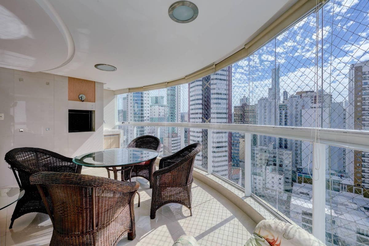 Apartamento Mobiliado com 3 Dormitórios e 2 Vagas à Venda no Centro de Balneário Camboriú - Apartamento em Centro, Balneário Camboriú - à venda - Desc Imóveis