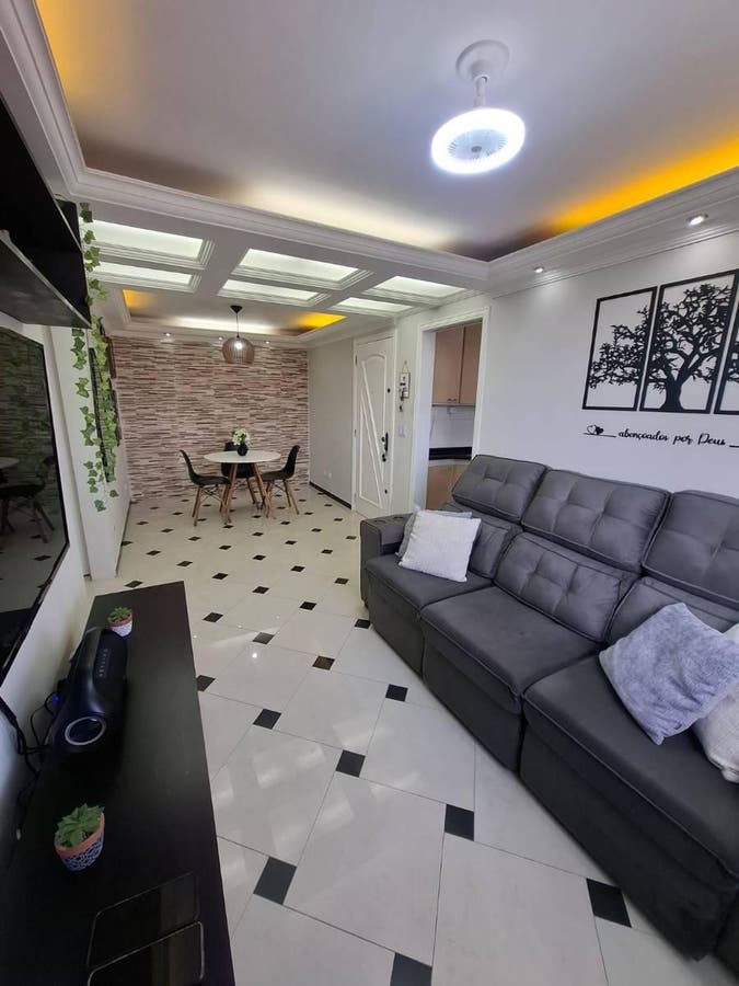 sala com sofá e parede decorativa