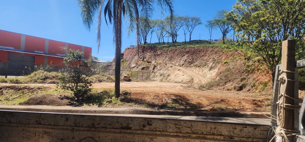 Pátio Comercial para Locação com 6.000m² a 3 km da Rodovia Dom Pedro I - Garagem em Jardim dos Pinheiros, Atibaia - para locação - Di Casa Imóveis Atibaia LTDA