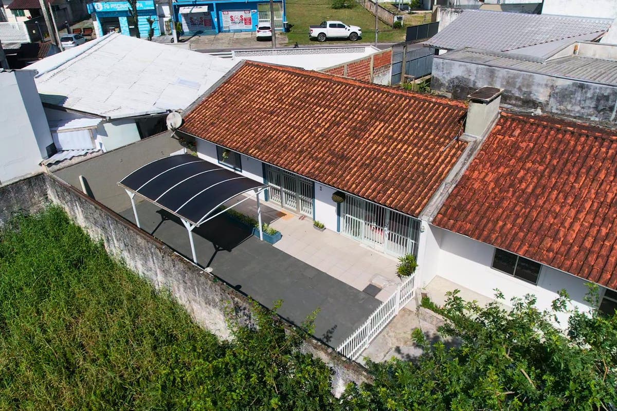 Casa Reformada em Ótima localização - Casa em Cohapar, Guaratuba - à venda - Ferreira Imóveis