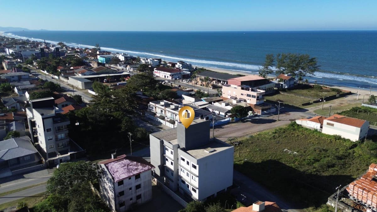Apto a 100 metros da praia com 03 quartos ( 01 suite) e 02 vagas cobertas - Apartamento em Barra do Sai, Itapoá - à venda - Imobiliaria Patricia Claudino