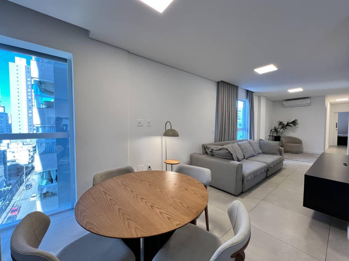 Apartamento com 02 suítes para locação anual no centro em Balneário Camboriú - Apartamento em Centro, Balneário Camboriú - para locação - Desc Imóveis