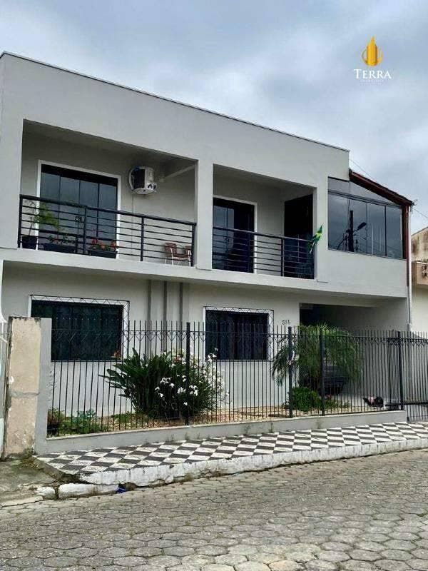 Casa à Venda com 6 Dormitórios e 2 Vagas de Garagem em Itajaí. - Casa em Dom Bosco, Itajaí - à venda - IMOBILIÁRIA TERRA ITAJAI LTDA