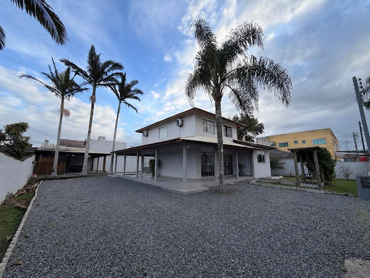 Sobrado Amplo com Piscina - Sobrado em Coroados, Guaratuba - para temporada - Ferreira Imóveis