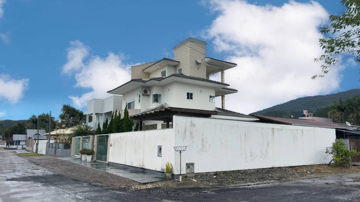 🏡 Casa de Alto Padrão na Fazenda da Armação – Governador Celso Ramos - Casa em Fazenda da Armação, Governador Celso Ramos - à venda - ADMIR MIRANDA NEGÓCIOS IMOBILIARIOS