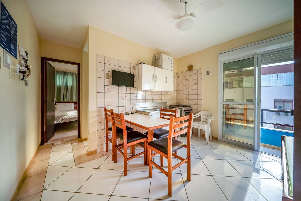 Apartamento de 01 dormitório para locação de temporada, com sacada e vista mar no centro - Apartamento em Centro, Bombinhas - para temporada - Imobiliária KS