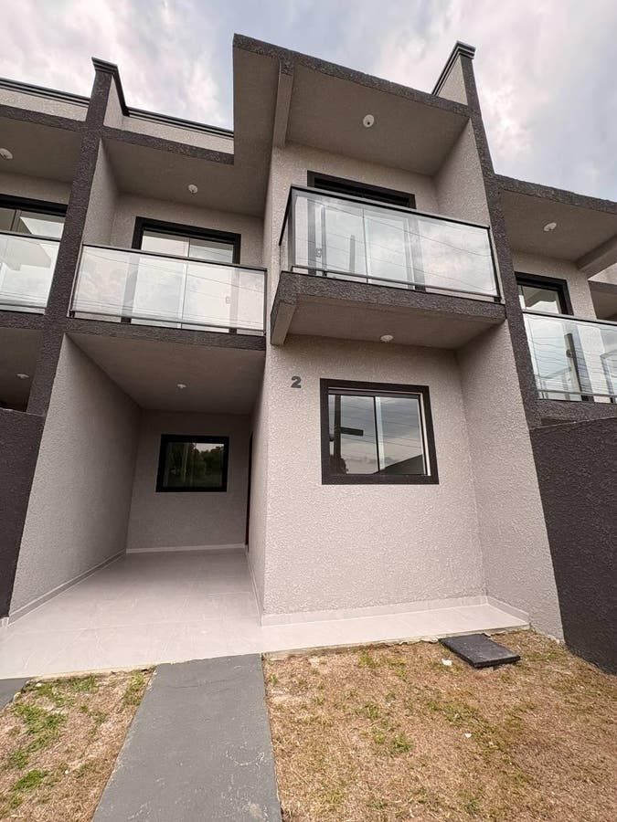 fachada de casa moderna com varanda