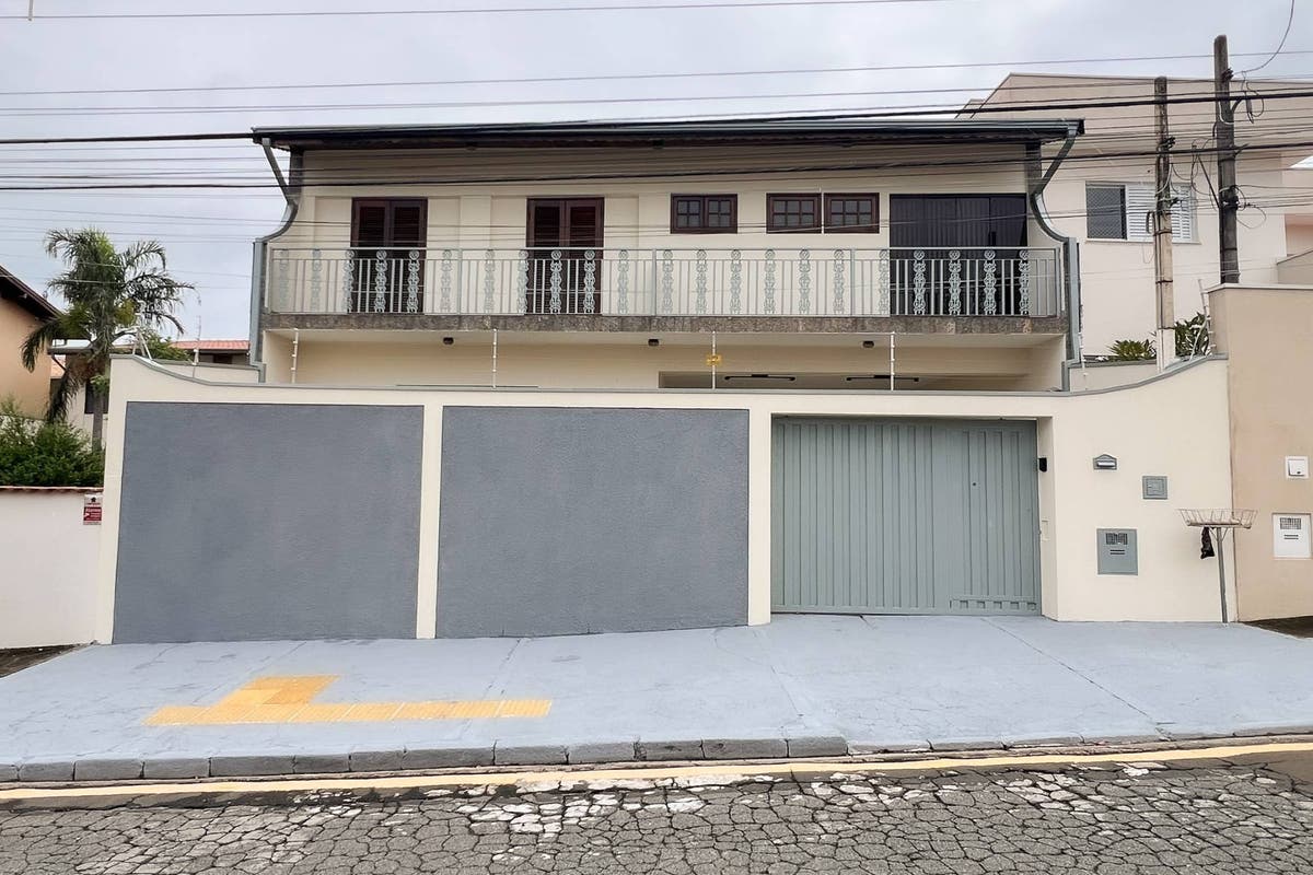 Sobrado divida Valinhos/ Campinas, área gourmet com churrasqueira e piscina.