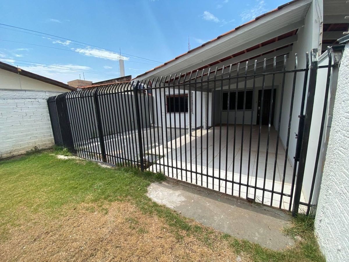 CASA COM 03 DORMITÓRIOS E QUINTAL AMPLO NA AV. FIQUEIRAS - Casa em Setor Comercial, Sinop - para locação - CASA GOLD IMÓVEIS