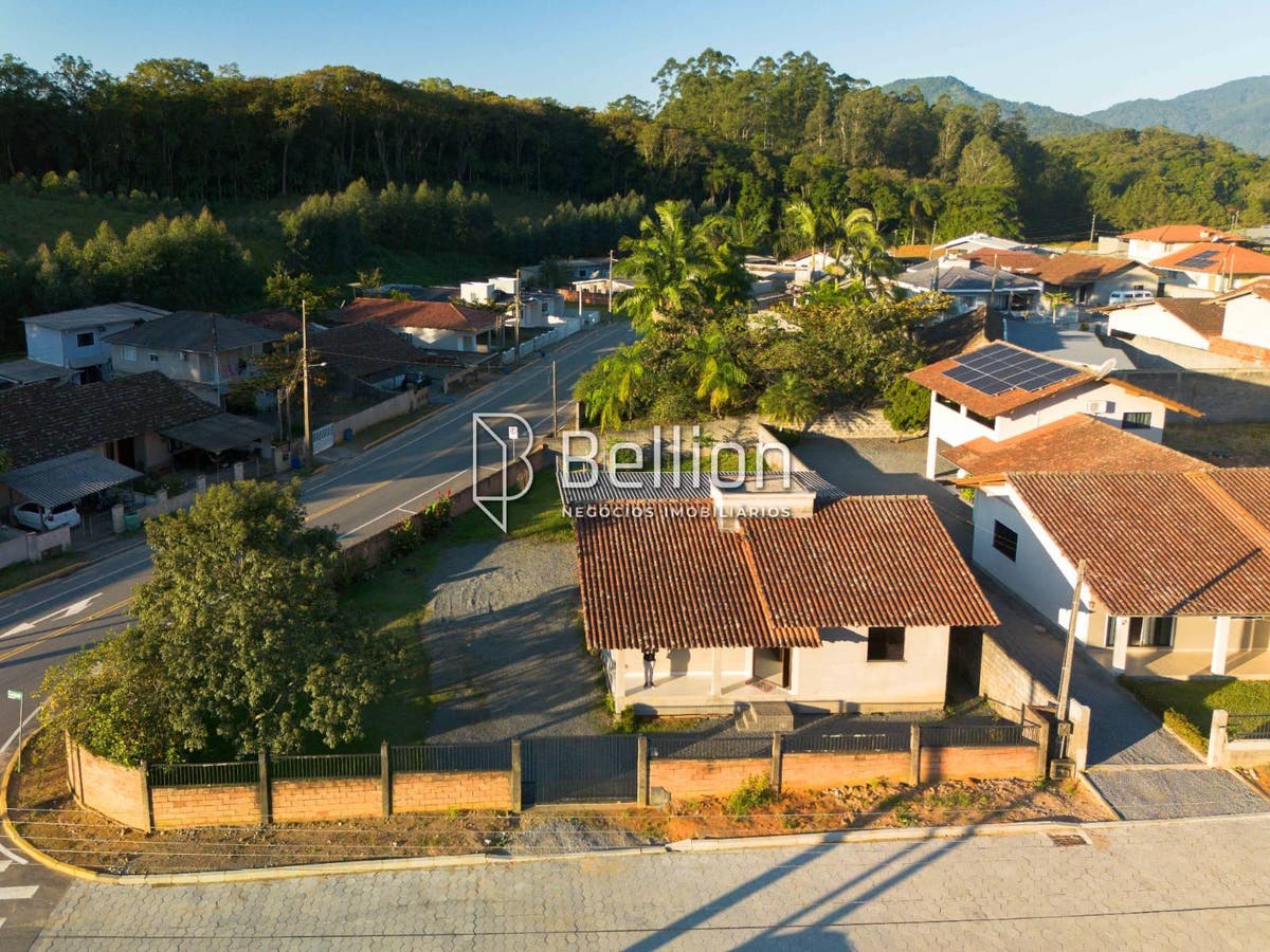 Casa de esquina com amplo terreno no bairro Divinéia – Rio dos Cedros - Casa - à venda - Bellion Negocios Imobiliarios LTDA