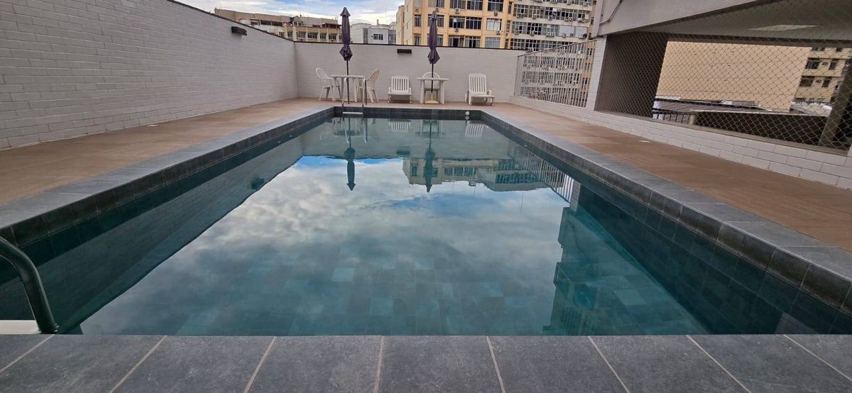 COBERTURA À VENDA RUA ALEXANDRE DE GUSMÃO (TIJUCA) - LOCALIZAÇÃO EM RUA BUCÓLICA E SEM SAÍDA - JUNTO AO METRÔ - VARANDA, ÁREA GOURMET, PISCINA, 3 QUARTOS SENDO 1 SUÍTE, 1 BANHEIRO SOCIAL, COZINHA, DEPENDÊNCIA COMPLETA - 200 M². 3 VAGAS NA ESCRITURA. - Cobertura em Tijuca, Rio de Janeiro - à venda - MIGUEZ IMOBILIÁRIA