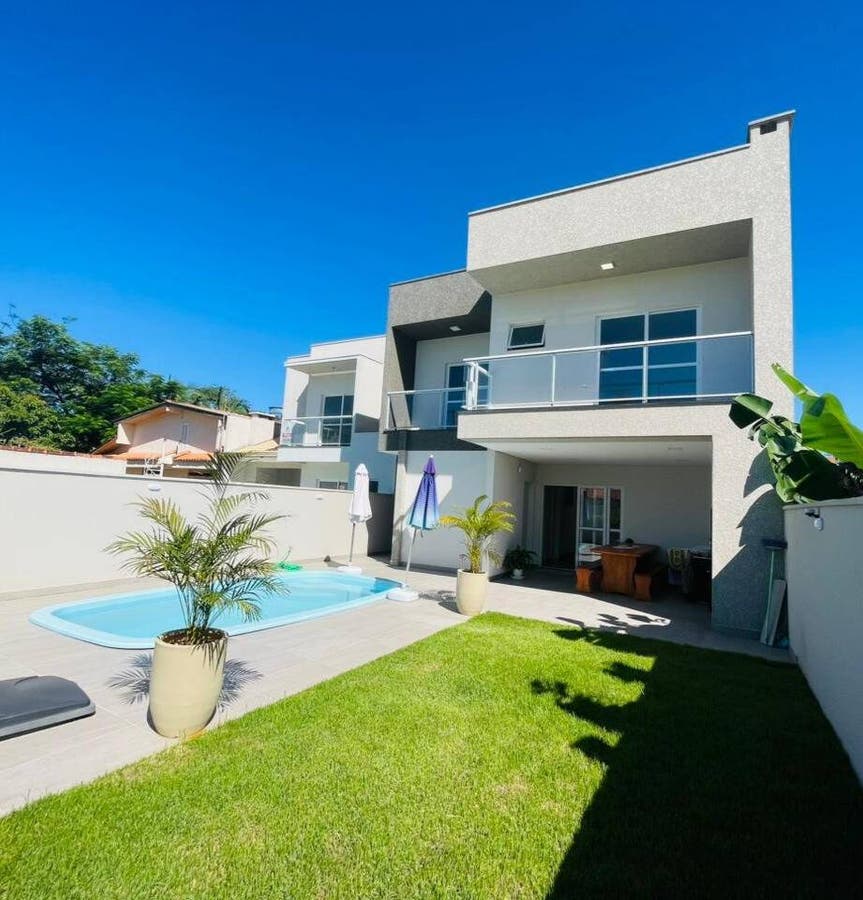 Sobrado Mobiliado Com Piscina A Poucos Metros do Mar - Sobrado em Continental, Itapoá - à venda - Imobiliaria Patricia Claudino