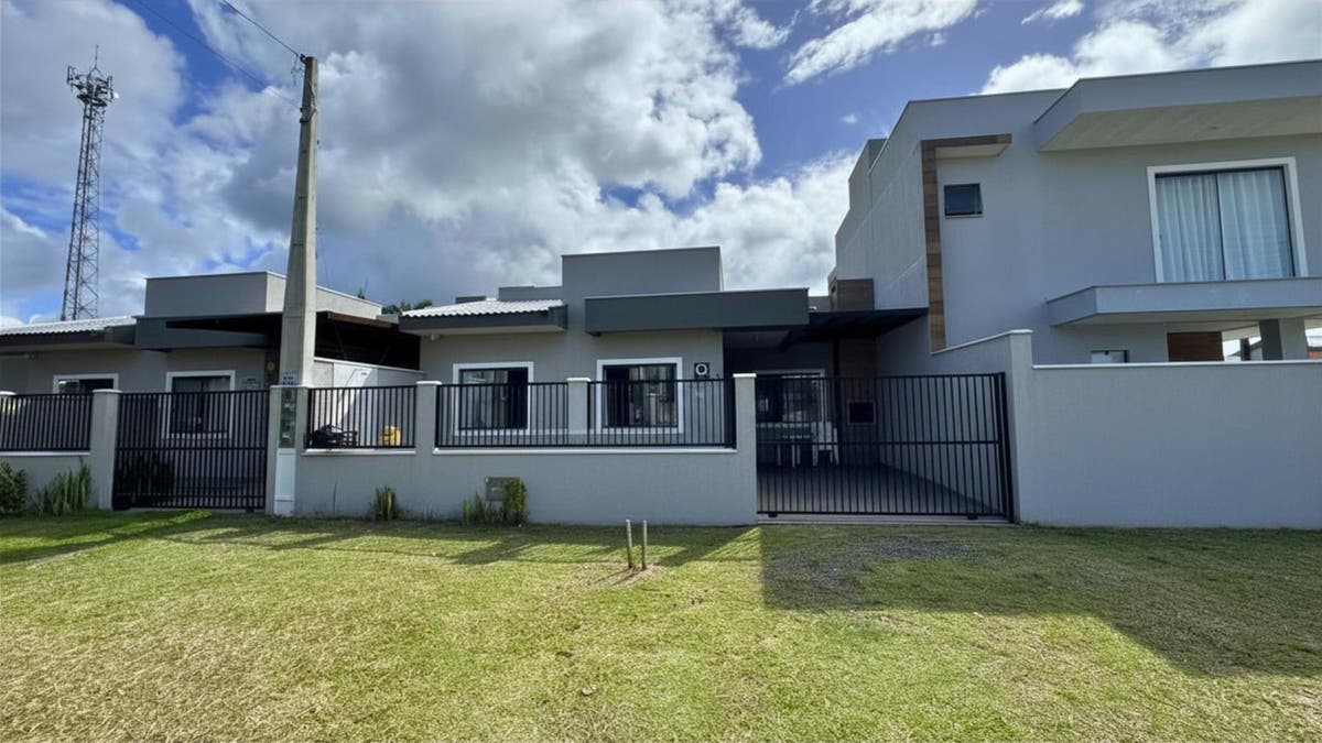 Casa Mobiliada com 3 Quartos (1 Suíte), a 400 Metros da Praia na Barra do Saí em Itapoá - Casa em Barra do Sai, Itapoá - à venda - SBGLOBAL Imobiliária